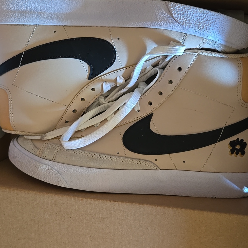Nike Beige and Black Sneakers